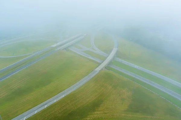 Una Fitta Nebbia Mattino Presto Intorno Ponte Attraverso Highway Vicino — Foto Stock
