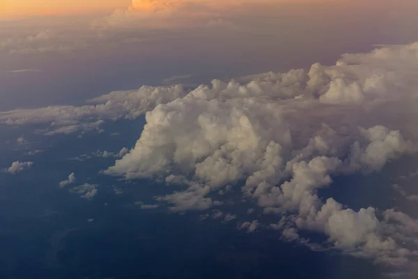 Voando Sobre Bela Vista Céu Pôr Sol Avião Foco Suave — Fotografia de Stock