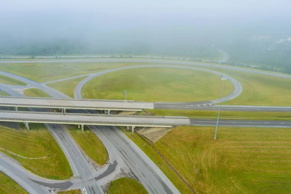 Vista Panoramica Della Nebbia Mattutina Con Ponte Sulla Highway Vicino — Foto Stock