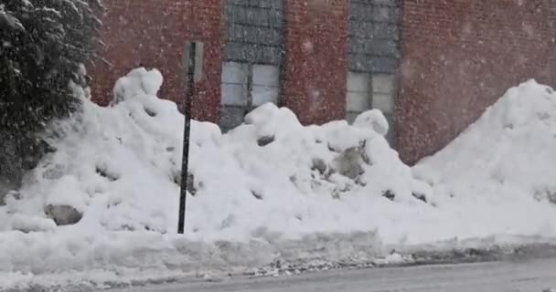Пейзаж маленького городка покрытого белым снегом — стоковое видео