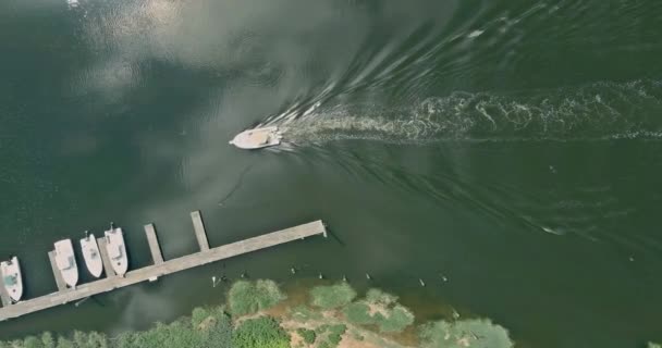 Panoramablick auf das kleine Hafendock für Boote am Ocean Marina — Stockvideo