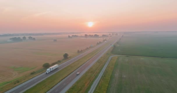 Prachtige zonsopgang natuur landschap met weide in de ochtend mist — Stockvideo