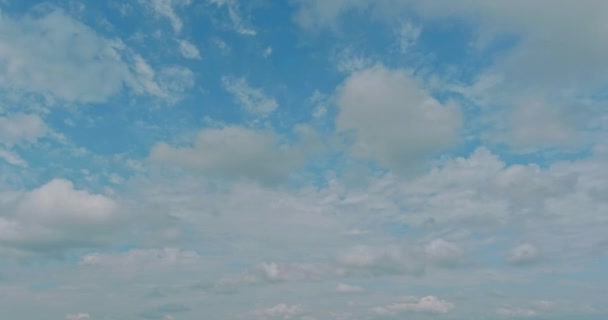밝고 푸른 하늘을 날으는 밝은 흰 구름 — 비디오