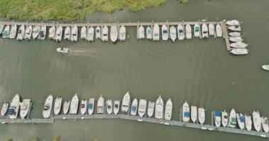 Amerika 'da okyanus kıyısında yüzen birçok tekne için şaşırtıcı panoramik manzara küçük liman