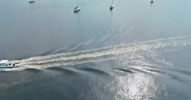 Panorama pohled bílá loď plovoucí na čisté tyrkysové vodě — Stock video