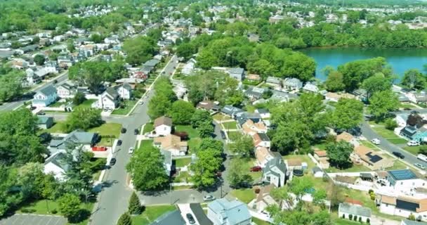 Letecký pohled na malé město krajina obytné spací plochy střešní domy v Sayreville NJ — Stock video