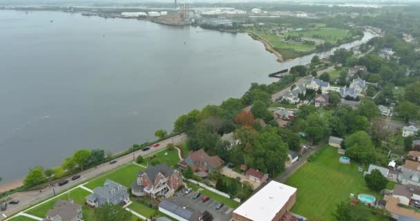 Panorama view κατοικημένη περιοχή γειτονιά στην αμερικανική πόλη, στο Woodbridge NJ κοντά στον κόλπο του ωκεανού — Αρχείο Βίντεο