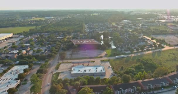 Luftaufnahme von Wohnhäusern und Einfahrten Nachbarschaft während eines Sonnenuntergangs im Herbst in Houston, Texas, USA — Stockvideo