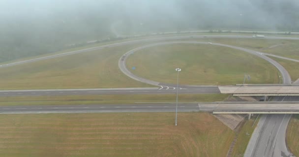 Hustá mlha časně ráno kolem mostu přes US 65 Highway poblíž Satsuma, Alabama — Stock video