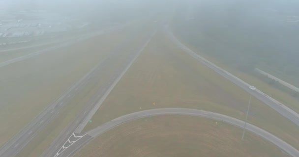Туманное утро над пустынной проселочной дорогой с мостом через шоссе US 65 вблизи Сацумы, штат Алабама — стоковое видео