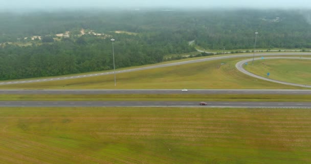 Wczesnym rankiem krajobraz mglisty 65 autostrady w pobliżu Satsuma, Alabama most przez — Wideo stockowe