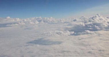 Mavi gökyüzünde beyaz kabarık bulutlar