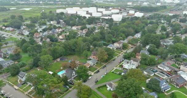 Panorama vista barrio residencial en la ciudad americana, en Woodbridge NJ cerca de tanque industrial refinería de petróleo — Vídeo de stock
