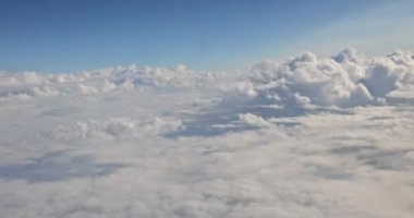 Mavi gökyüzünde beyaz kabarık bulutlar