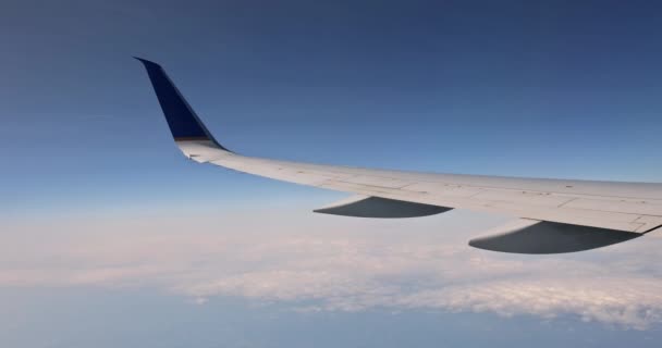 Avion d'aile en altitude pendant le vol au-dessus des nuages — Video
