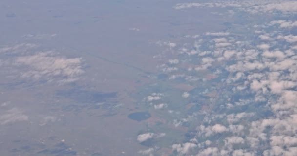 Flygplan utsikt jordbruk cirklade fält i öknen nära Denver, Colorado, USA — Stockvideo