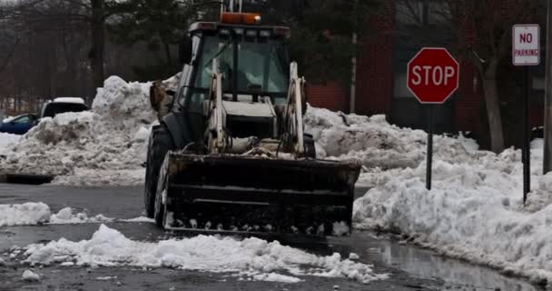 Equipamento de remoção de neve em um estacionamento para carros estrada no inverno. — Vídeo de Stock