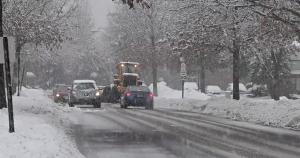 在一个小城镇的雪地之后，住宅区街道上又是一个雪冬 — 图库视频影像