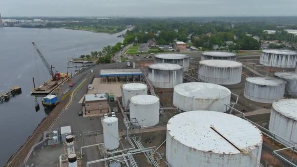 Primer plano Vista industrial en la zona de la industria de la refinería de petróleo con tanque de aceite — Vídeos de Stock