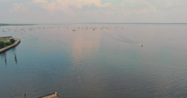 Yelkenli tekneden marinadaki tekne ve yatların en üst görüntüsü.