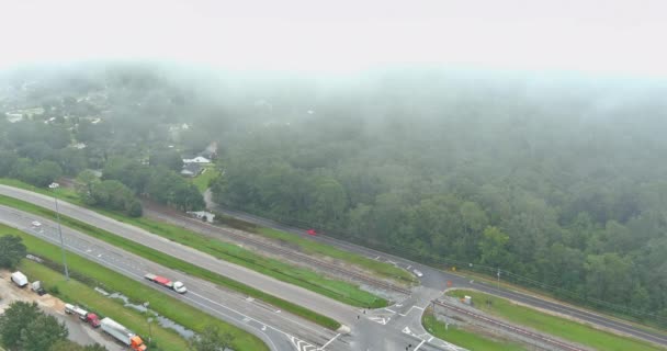 Widok panoramiczny wczesnym rankiem mglisty z mostem przez 43Autostrada w pobliżu Satsuma, Alabama — Wideo stockowe