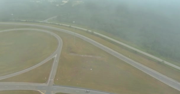 Letecký pohled krásné časné ráno s nízkou mlhou s výhledem na louku v blízkosti dálnice US 65 v Satsuma, Alabama — Stock video