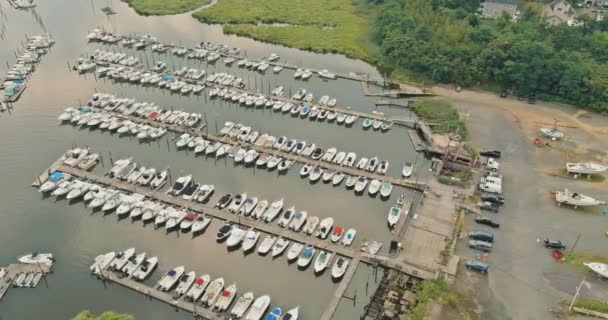 Luftbilder Boote in kleinem Hafen im Meer ein kleiner Yachthafen an der Hafenpromenade — Stockvideo