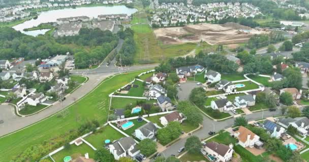Vista aérea de pequeñas calles zona residencial una pequeña ciudad en Sayreville Nueva Jersey — Vídeos de Stock