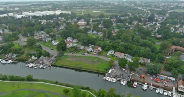 Woodbridge NJ ciudad vista panorámica aérea es un pequeño pueblo cerca de la refinería de petróleo tanque industrial — Vídeos de Stock