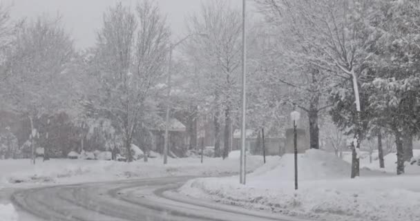 Pesanti nevicate per le strade, case innevate . — Video Stock