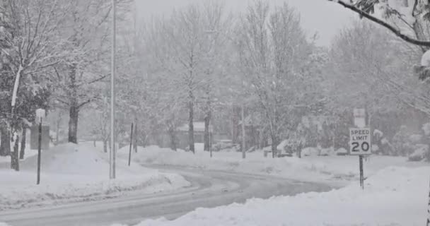Zimní zasněžený obytný dům ve sněhu v zimní sezóně v Kanadě a USA — Stock video