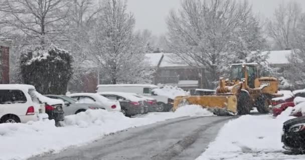 O trator limpa o veículo de remoção de neve removendo a neve após a queda de neve pesada — Vídeo de Stock