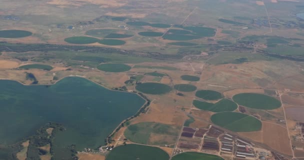 Arizona desierto tierras de cultivo de un avión de la agricultura rodeó los campos — Vídeo de stock