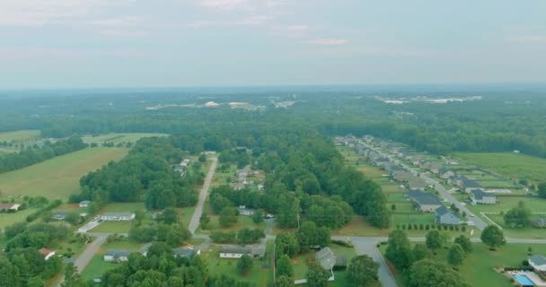 Panorama-Wohngebiet kleine Dorflandschaft Luftaufnahme auf Straße und Haus Boiling Springs Stadt in South Carolina USA — Stockvideo