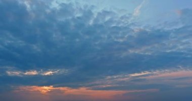 Doğada güzel bir gün doğumu Yaz sabahı zaman aşımı