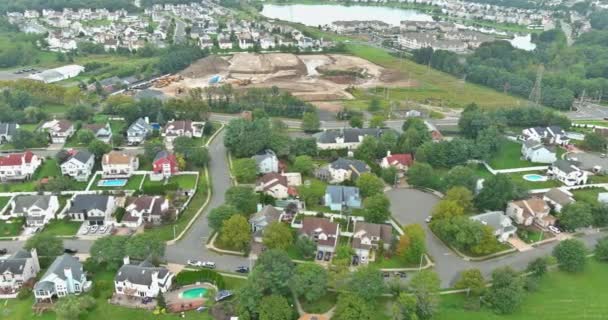 Letecký široký panorama pohled na střechy domů v Sayreville malé město Amerika New Jersey — Stock video