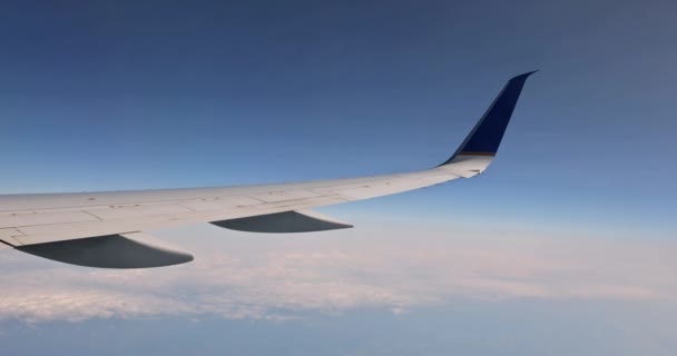 Vue aérienne du ciel et des nuages avec aile d'avion depuis la fenêtre — Video