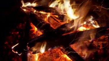 Alev alev yanan odun şöminede yanıyor.