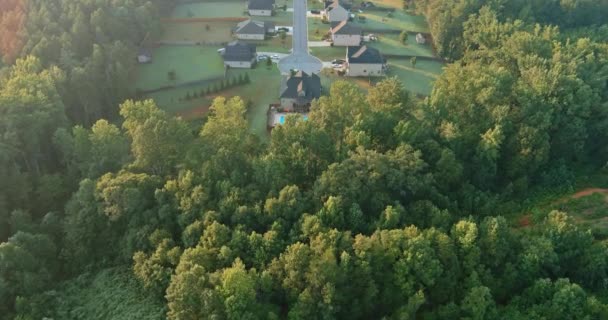 Vista aérea sobre el paisaje de la pequeña ciudad casas residenciales dormitorio techo en Boiling Springs Carolina del Sur EE.UU. — Vídeos de Stock