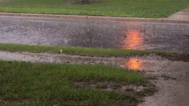 Şiddetli yağmurun ardından sağanak sırasında şehir caddesinde konut sular altında kaldı