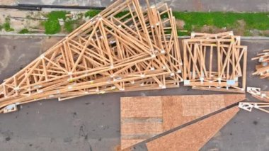 Ev yapımı malzemelerin üzerine odun yığılmış.