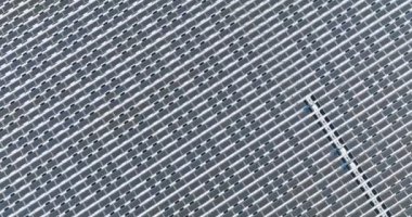 Gölde yüzen güneş pili panellerindeki platform sisteminin havadan görüntüsü