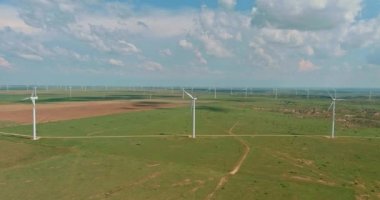 Texas 'ta rüzgar türbini güç çiftliği. Sıralar dolusu yenilenebilir yel değirmeni enerjisi var.