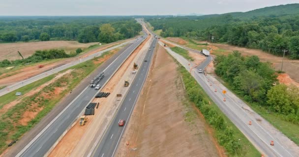 Vista aérea da reconstrução adiciona nova linha na auto-estrada de intercâmbio 85 — Vídeo de Stock