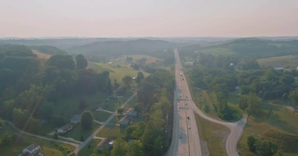 Letecký pohled na silnici 70 Dwight D. Eisenhower dálnice v blízkosti zemědělské půdy v Bentleyville města v Pensylvánii USA — Stock video