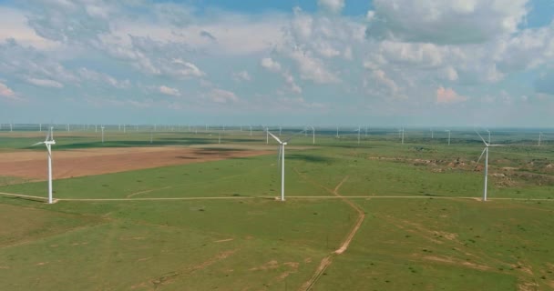 Fazenda de energia de turbina eólica no Texas EUA com fileiras de energia renovável de muitos moinhos de vento — Vídeo de Stock