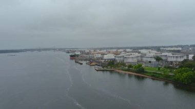 Büyük bir petrol depolama tankı olan hava manzaralı petrol rafinerisi