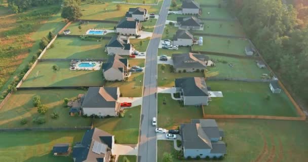 Klein slaapgebied landschap Boiling Springs stad een daken de huizen van een boven luchtfoto in South Carolina US — Stockvideo