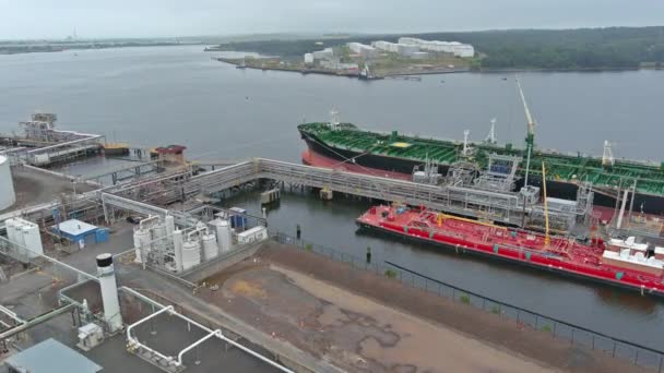 Tankschiff aus der Luft beim Entladen im Hafen des Logistik-Import-Exportgeschäfts — Stockvideo