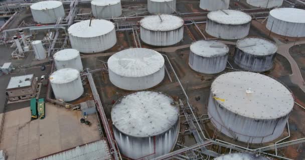 Zona industrial el equipo de refinación de petróleo de oleoductos industriales una planta de refinería de petróleo — Vídeos de Stock